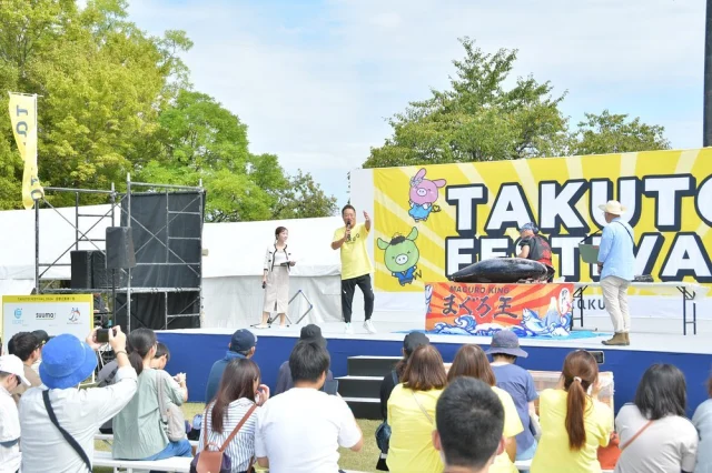 こんにちは！TAKUTOグループ採用担当です🐮

10月5日（土）、入居者様向けイベントの"TAKUTO FESTIVAL2024"を万博記念公園にて実施いたしました💫

TAKUTO FESTIVALはコロナの影響により、なんと5年ぶりの現地開催😮
社員は当日に向けて入居者満足度向上委員会が主体となり楽しみながら準備を進めてきました🤹

当日は、なんと""1087名""のお客様にご来場いただき大盛り上がりのイベントとなりました🎖️
マグロの解体ショーやお笑い芸人の漫才ショー、入居者様向け大抽選会の実施など盛りだくさんの内容でした🪐

そして、社員である私たちはB級グルメ屋台を出店しました🍖
私は所属部署にて"牛タン丼"を出店し、一番に完売させることができました🥇
デザインチームの方が作ってくれたオリジナルキャラクターの"タン兵衛"画像3枚目の集合写真の真ん中にいてかわいいのでぜひ見てください🐮

普段、なかなか話す機会の少ない社員とも交流できたり、入居者様に楽しんでいただくことはもちろんですが、社員自身も楽しめるイベントでした✔︎
今から次回開催が待ち遠しいです🌞

#TAKUTOグループ#不動産#採用#就活#同期#就活生#25卒#25卒と繋がりたい#26卒#26卒と繋がりたい#そんじょそこらの不動産会社ではありません#学校みたいな会社#たのしいくらしをとどける#TAKUTO#不動産テック#発火型感動人間#新卒1年目#不動産管理#学生マンション#リノベーション#不動産開発 #売買#ホテル#民泊#医療ホテル#買取再販#investment#不動産再生#グローバル#不動産投資